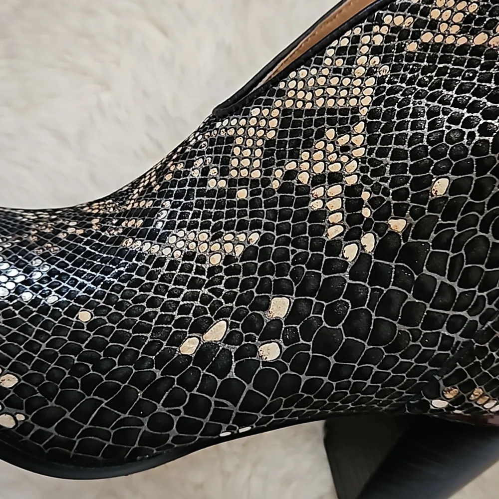 *SOLD* Paolo Westly Black Platinum Snake Print Leather Booties, size 6, NEW, NWB - Picture 13 of 16